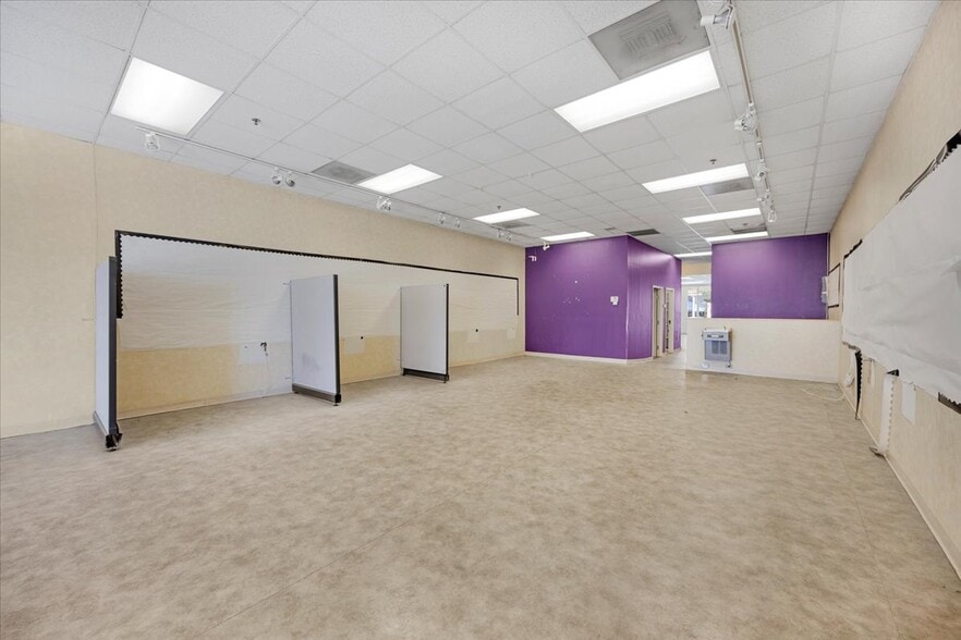More Photos Of 3730-3780 N Blackstone Ave, Fresno Unknown For Lease