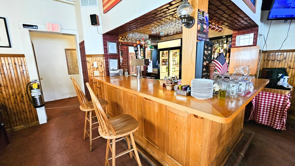 More Photos Of 40 Common St, Chester Hotel For Sale