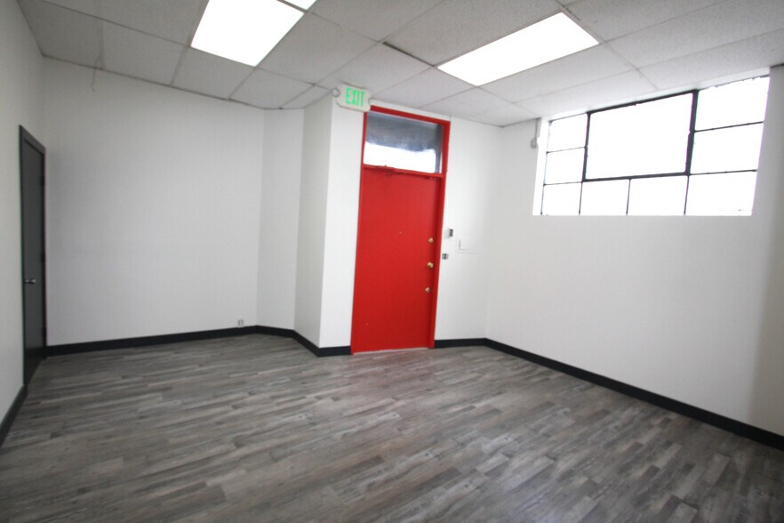 More Photos Of 160 W 33rd St, Los Angeles Warehouse For Lease