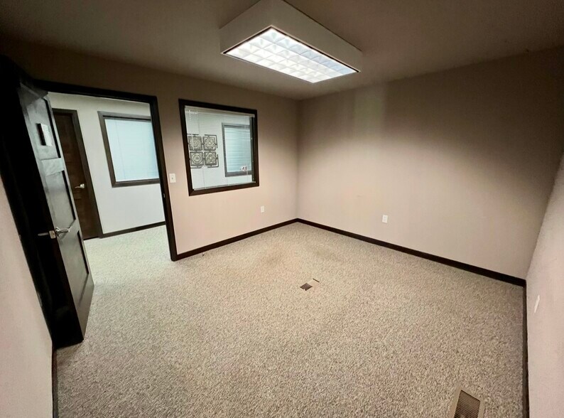 More Photos Of 529 Greene Ave, Green Bay Office For Lease