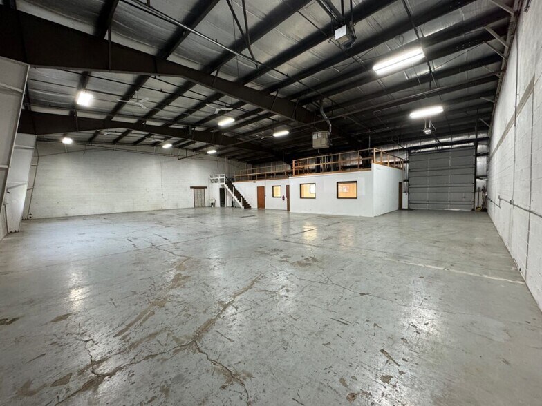 More Photos Of 11414 Smith Dr, Huntley Warehouse For Lease