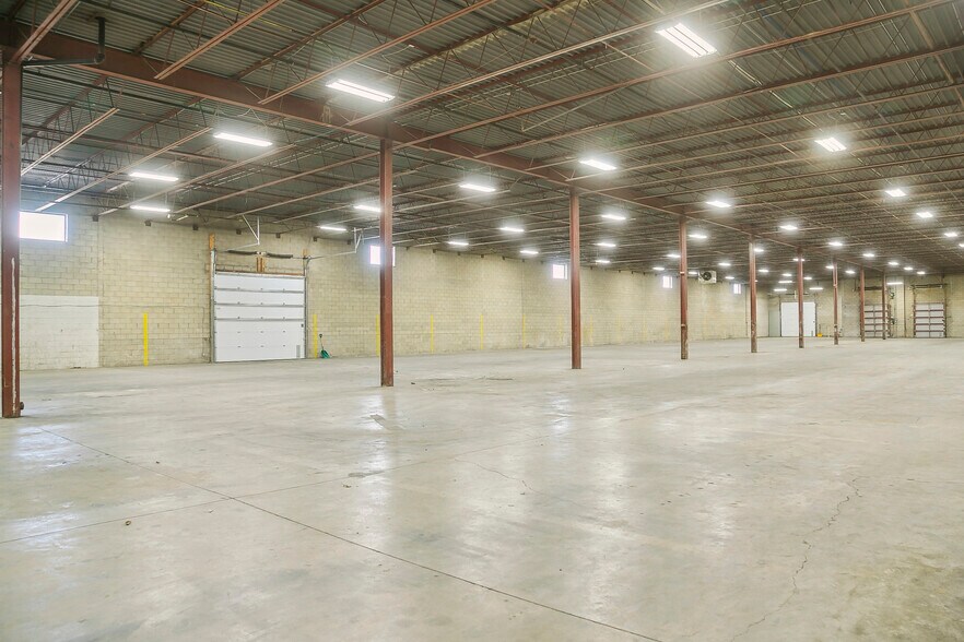 More Photos Of 6885-6895 Menway Ct, Mississauga Warehouse For Lease
