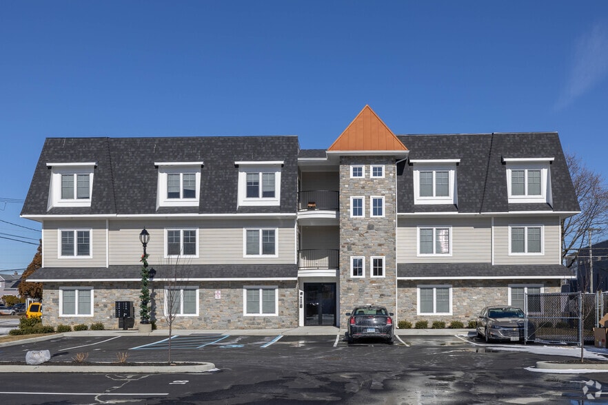 More Photos Of 400 Oak St, Copiague Apartments For Lease