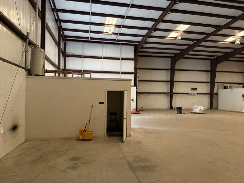 More Photos Of 6621 NW 16th St, Gainesville Distribution For Lease