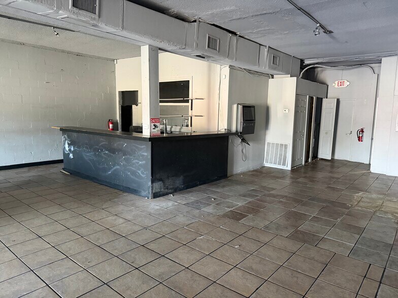 More Photos Of 6798 46th Ave N, Saint Petersburg General Retail For Lease