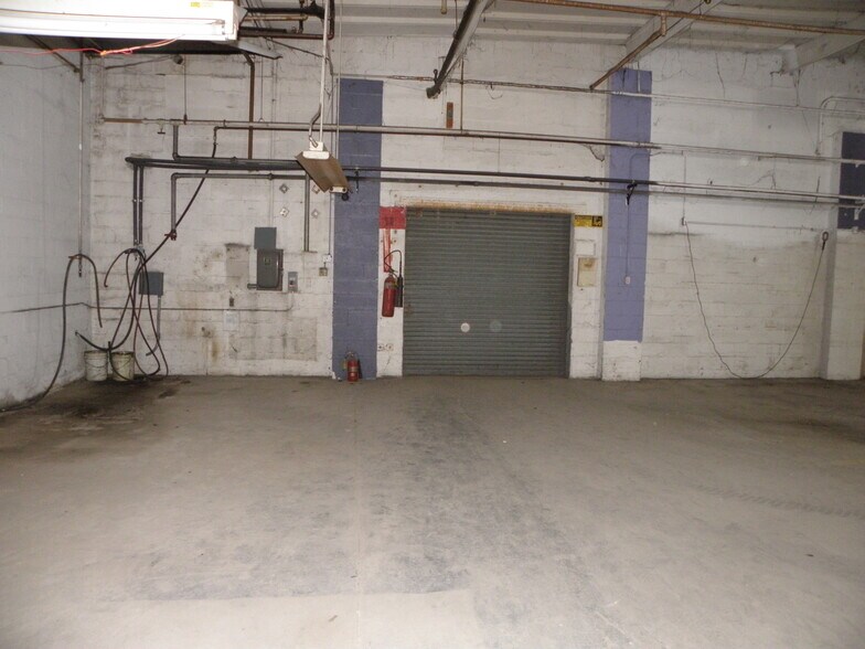 More Photos Of 922 Armstrong St, Morris Distribution For Lease