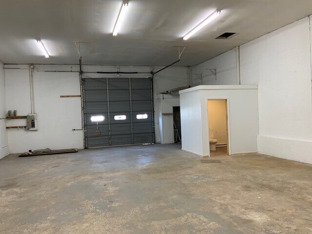 More Photos Of 104 S John St, Wilmington Flex For Lease