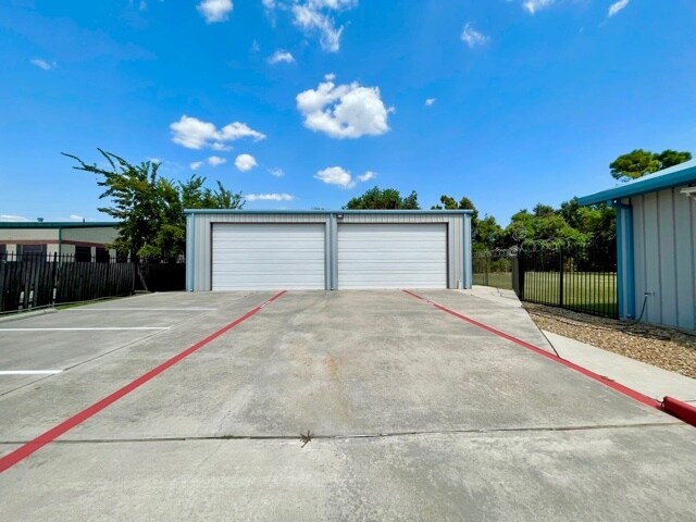 More Photos Of 21120 Spring Town Dr, Spring Showroom For Lease
