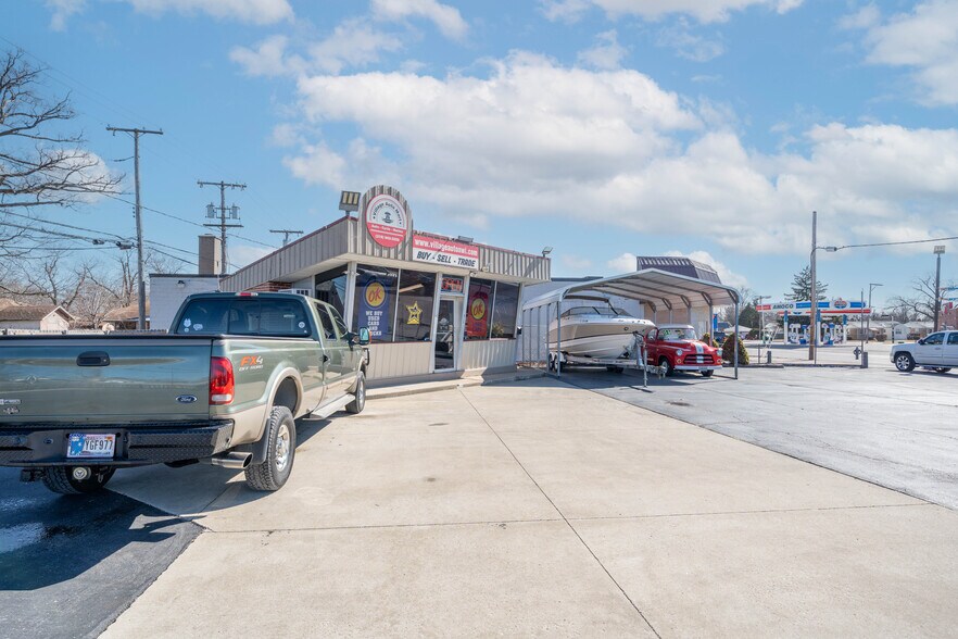 More Photos Of 820 W Old Ridge Rd, Hobart Auto Dealership For Sale