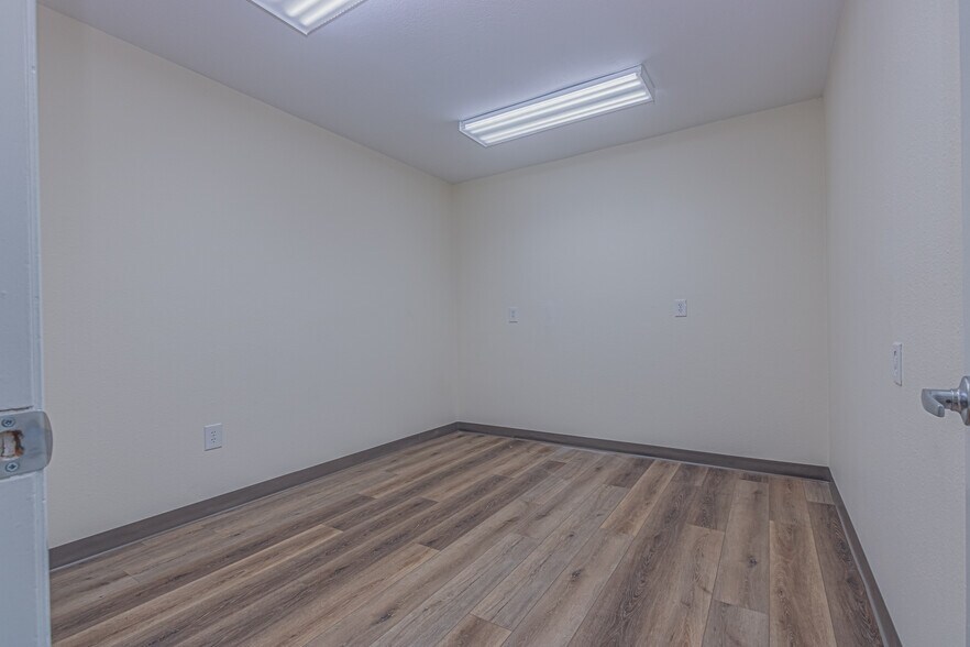 More Photos Of 119 W Plymouth Ave, Deland Unknown For Lease