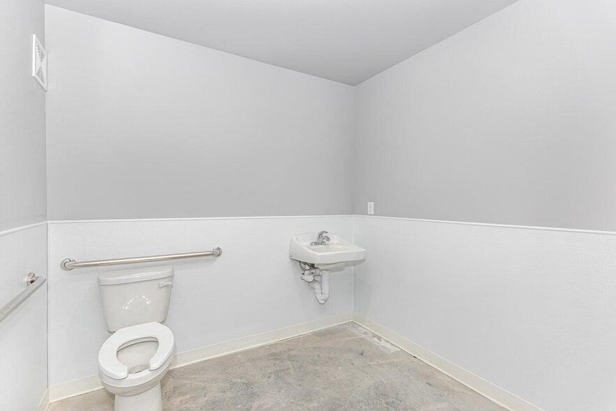 More Photos Of 1002 5th E st, Horace Flex For Sale