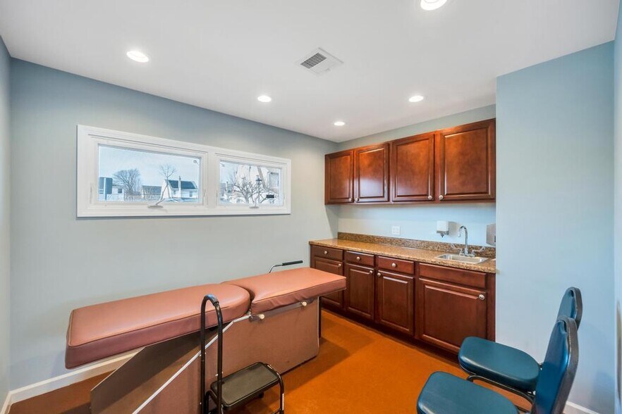 More Photos Of 760 Wellwood Ave, Lindenhurst Office For Sale