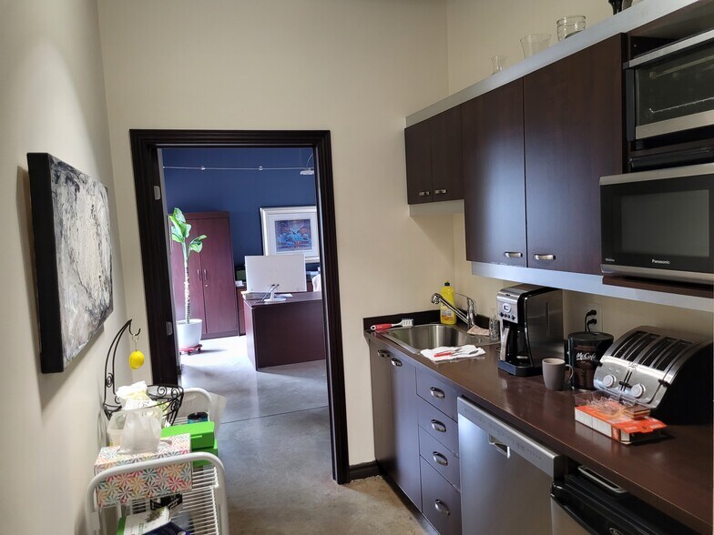 More Photos Of 10 Rue Gaston-Dumoulin, Blainville Light Distribution For Lease