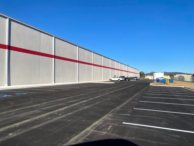 More Photos Of 2415 US Highway 78, Moody Distribution For Lease