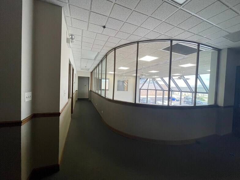 More Photos Of 3175 Commercial Ave, Northbrook Office For Lease