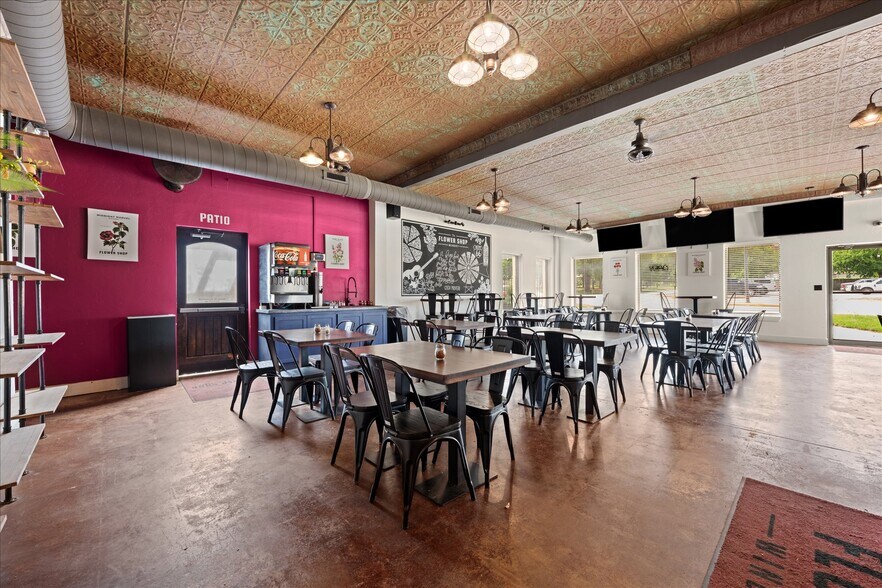 More Photos Of 629 W Main St, Yukon General Retail For Lease