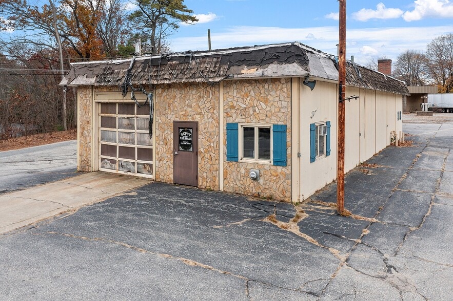 More Photos Of 679 Linwood Ave, Whitinsville Freestanding For Sale