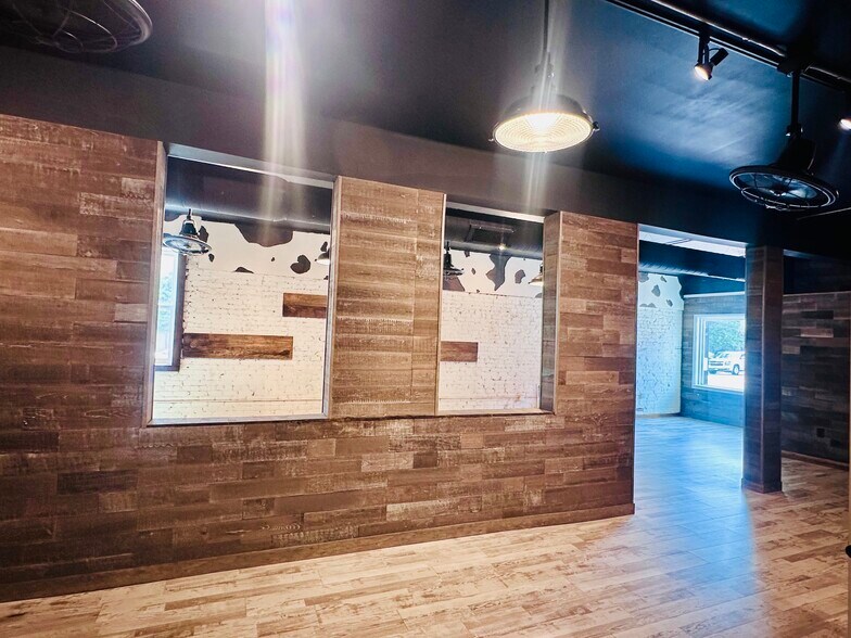 More Photos Of 103 N College Ave, Newton General Retail For Lease