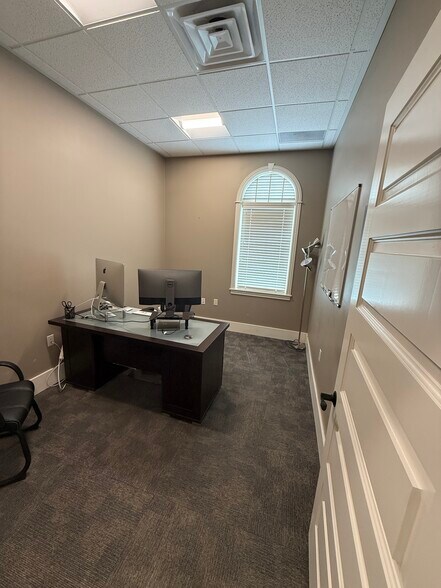 More Photos Of 20 W Main St, Alpine Unknown For Lease