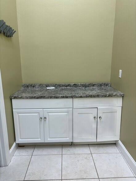 More Photos Of 24690 Sandhill Blvd, Punta Gorda Warehouse For Lease