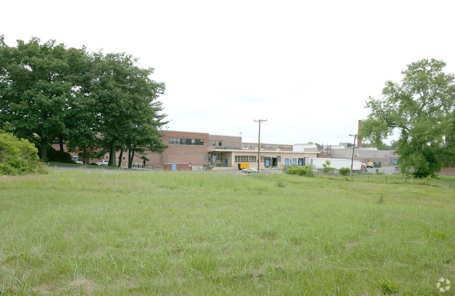 More Photos Of 92 Deerfield Rd, Windsor Unknown For Lease