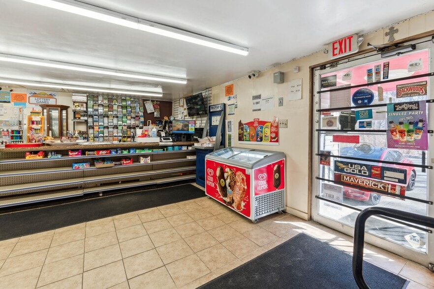 More Photos Of 117 Clinton St, Shrewsbury Freestanding For Sale