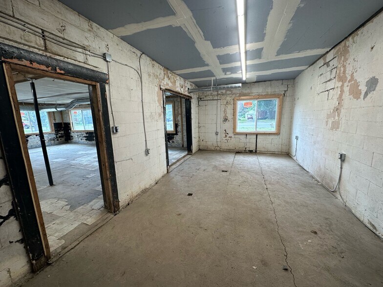 More Photos Of 1900 Broadway St, Anderson Storefront Retail Office For Sale