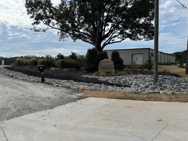 More Photos Of 160 Greenwood Dr, Burlington Warehouse For Lease