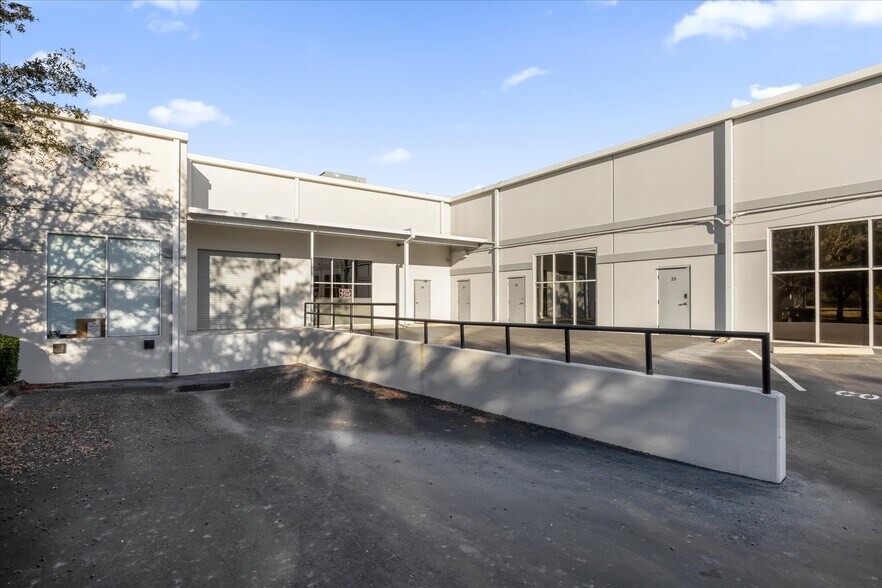 More Photos Of 422 S Alafaya Trl, Orlando Loft Creative Space For Sale