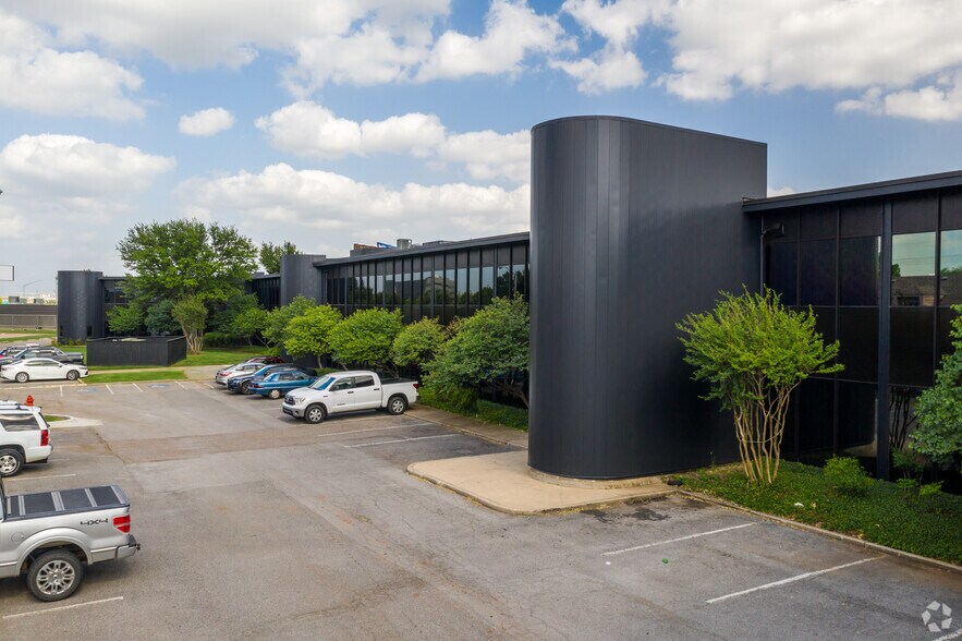 More Photos Of 5500 N Western Ave, Oklahoma City Office For Lease