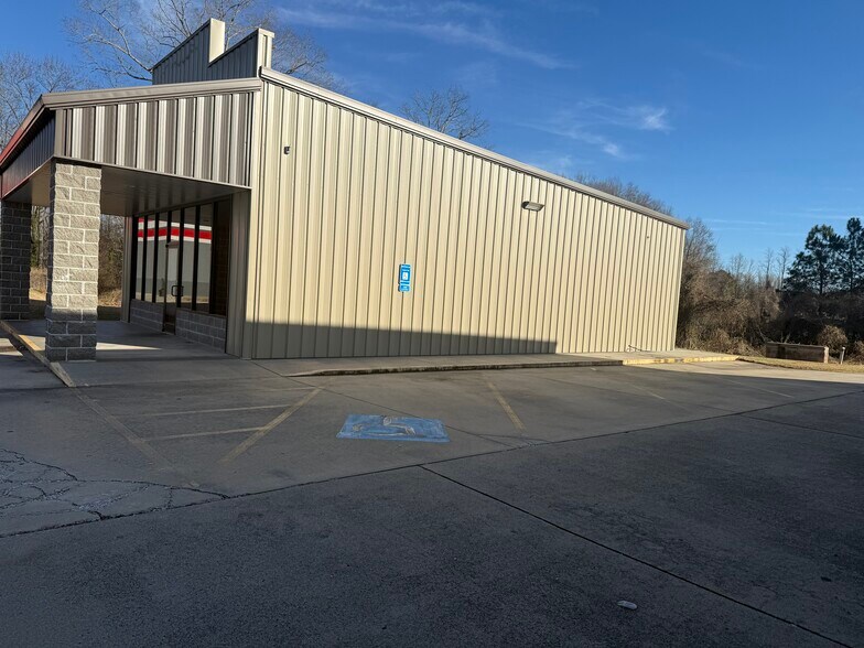 More Photos Of 204 E Louise St, Clarkesville Freestanding For Lease