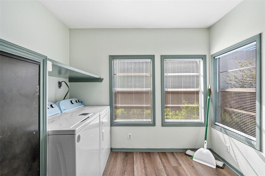 More Photos Of 1118 W 21st St, Houston Office For Sale