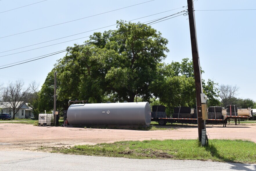 More Photos Of 1009 2nd st, Brady Industrial For Sale