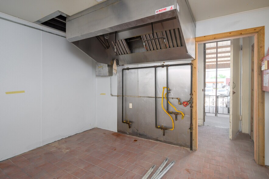 More Photos Of 120 W Main St, Denison Storefront Retail Office For Lease