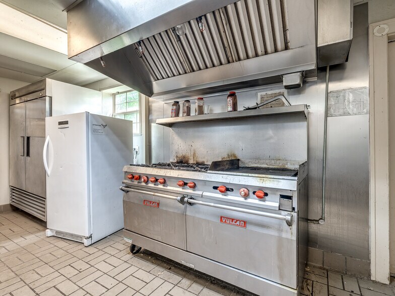 More Photos Of 702 S Lahoma Ave, Norman Dormitory For Sale