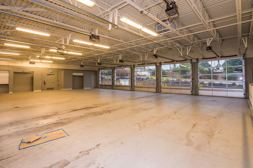 More Photos Of 5706 S Carefree Cir, Colorado Springs Auto Repair For Lease