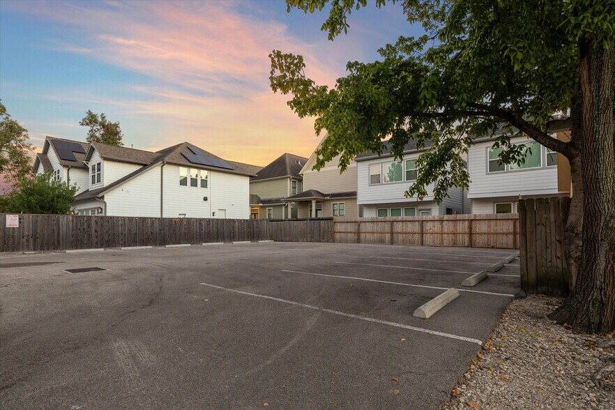 More Photos Of 6212 N Main St, Houston Office For Sale