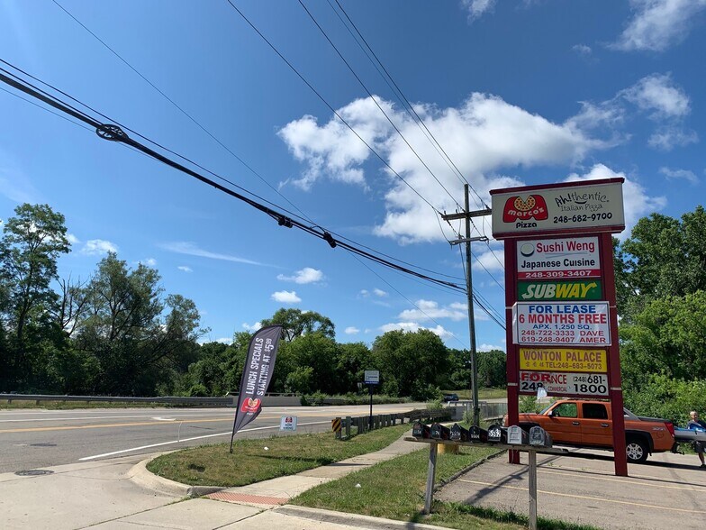 More Photos Of 5500-5578 Cooley Lake Rd, Waterford Storefront For Lease