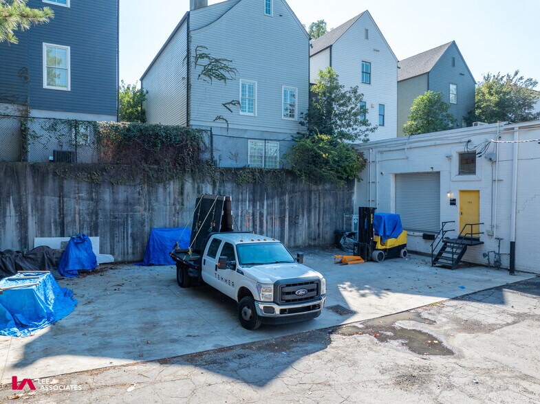 More Photos Of 729-743 Lambert Dr NE, Atlanta Light Distribution For Sale