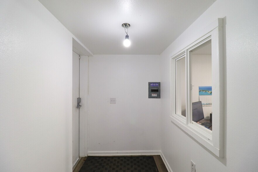 More Photos Of 305 Victor St, Austin Warehouse For Sale