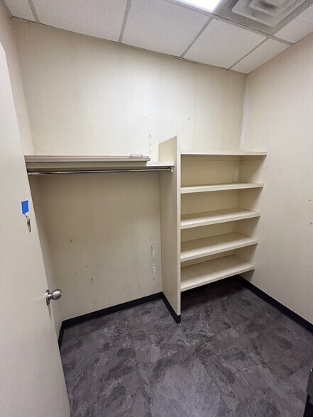 More Photos Of 723 Rollingbrook Dr, Baytown Office For Sale