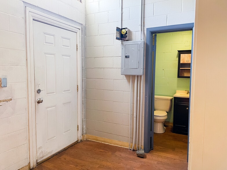 More Photos Of 100 N Ashwood Ave, Ventura General Retail For Sale