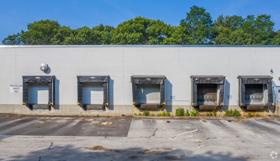 More Photos Of 33 Glen Ave, Chelmsford Warehouse For Lease