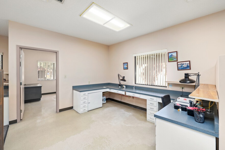 More Photos Of 943 Cesery Blvd, Jacksonville Medical For Sale