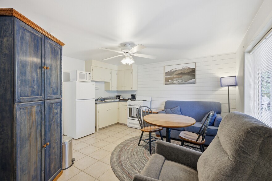 More Photos Of 7001 Savona Access Rd, Thompson-Nicola Hotel For Sale