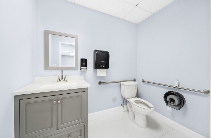 More Photos Of 7901-8195 NW 67th St, Miami Warehouse For Lease