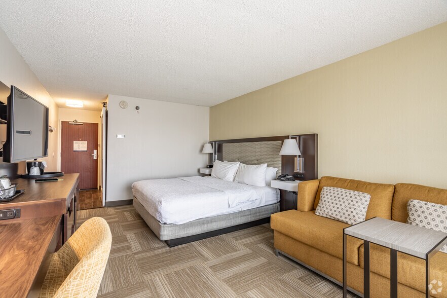 More Photos Of 8620 Airport Blvd, Houston Hotel For Sale