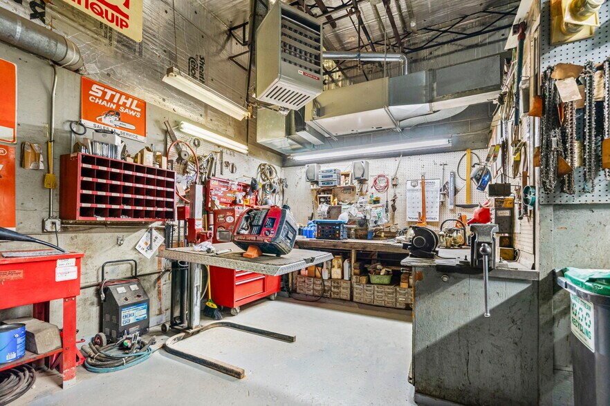 More Photos Of 8 Northway Ln, Latham Industrial For Lease