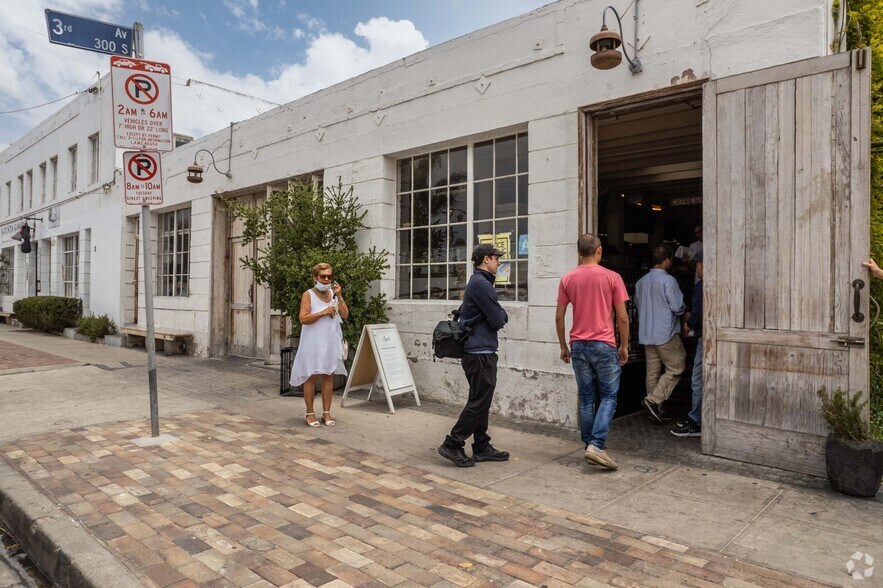 More Photos Of 320-324 Sunset Ave, Venice General Retail For Lease