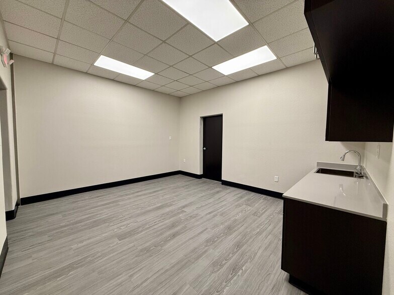 More Photos Of 203 W Delhi, North Las Vegas Warehouse For Lease